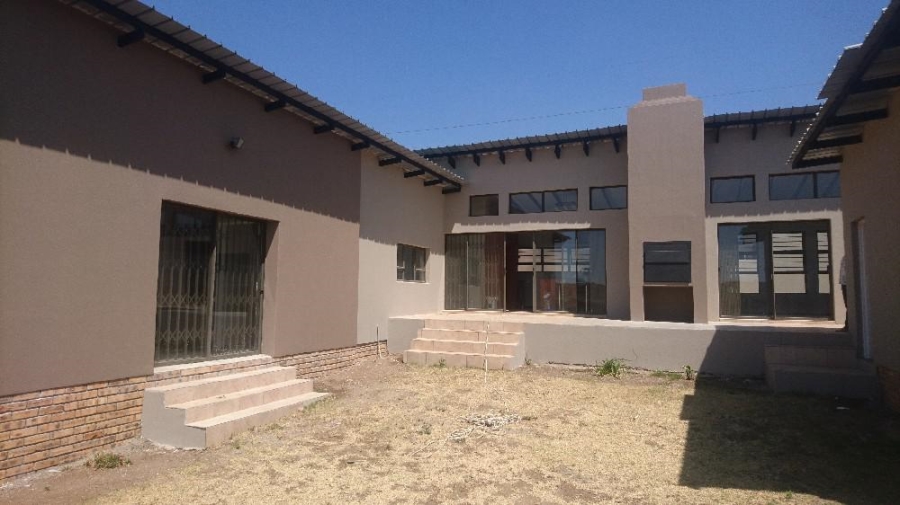 To Let 3 Bedroom Property for Rent in Hillside Free State